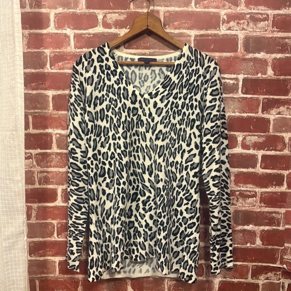 Chic Leopard Print V-Neck Blouse